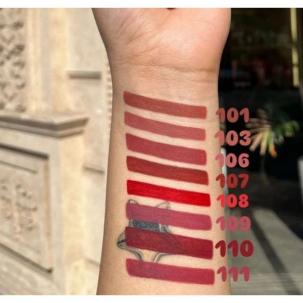 خط لب اکسوس کره‌ای دارای ۸ رنگ متنوع